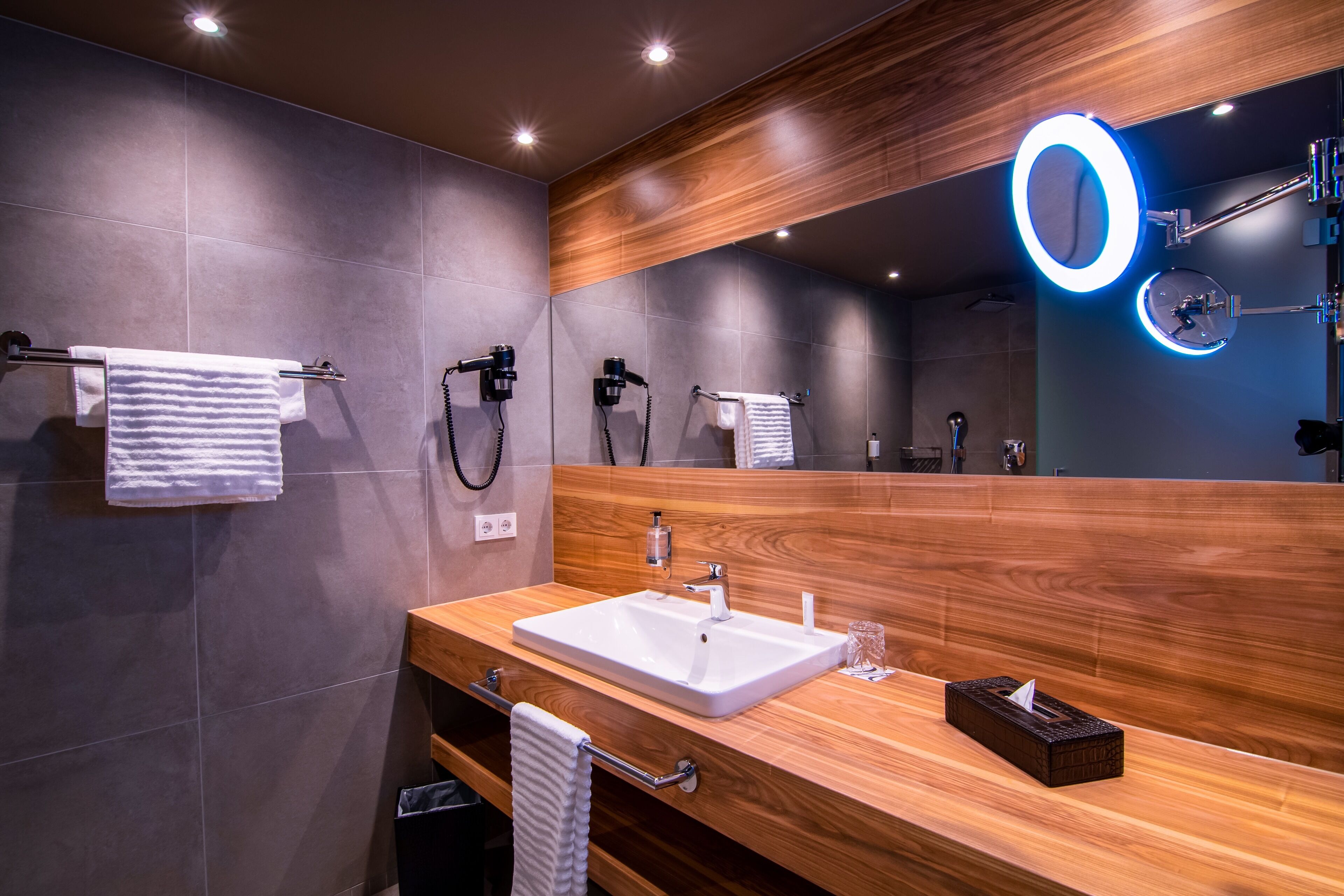 shower, rainfall showerhead, free toiletries, hair dryer