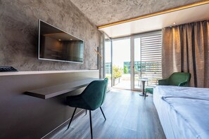 ملاءات للفراش لا تسبب الحساسية وخزنة داخل الغرفة ومكتب وستائر تعتيم