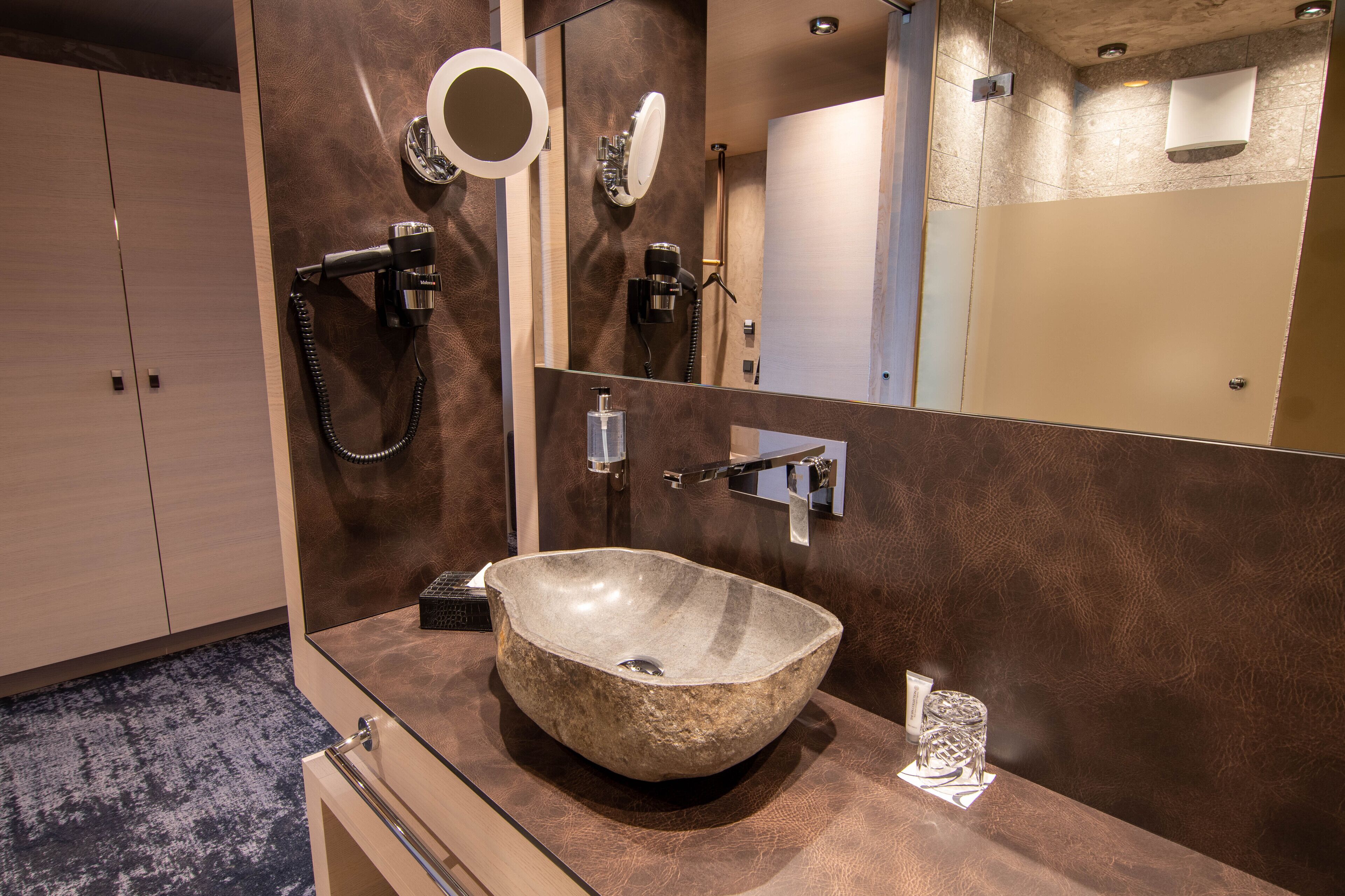 junior suite deluxe  | bathroom | shower, rainfall showerhead, free toiletries, hair dryer