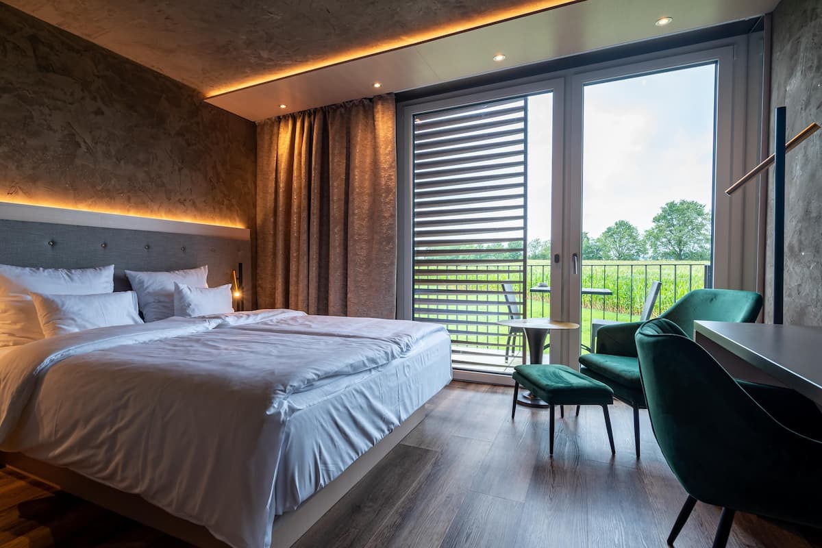 Comfort Room, Balcony