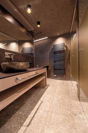 Suite Deluxe | Salle de bain | Douche, douche cascade, articles de toilette (gratuits)