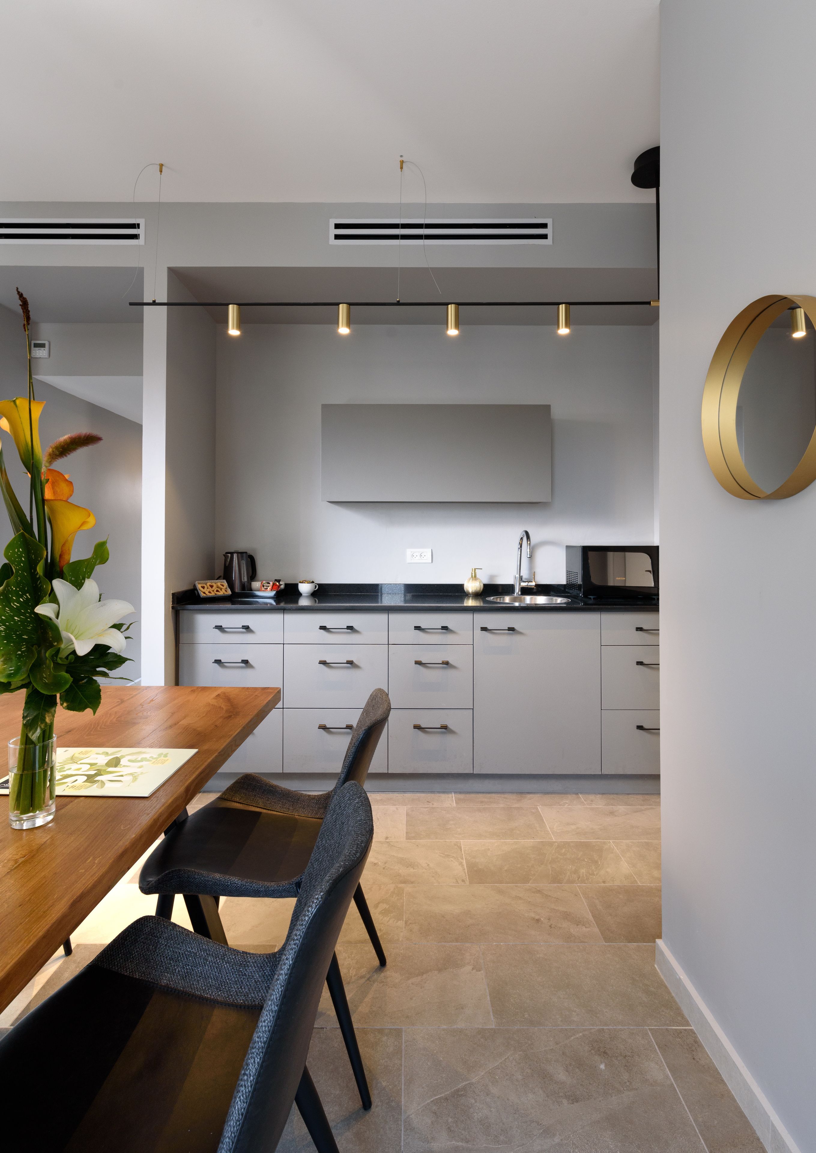 Deluxe Balcony One Bedroom Suite with Private Safe Room (Mamad) | Private kitchen