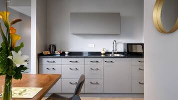 Deluxe Balcony One Bedroom Suite with Private Safe Room (Mamad) | Private kitchen