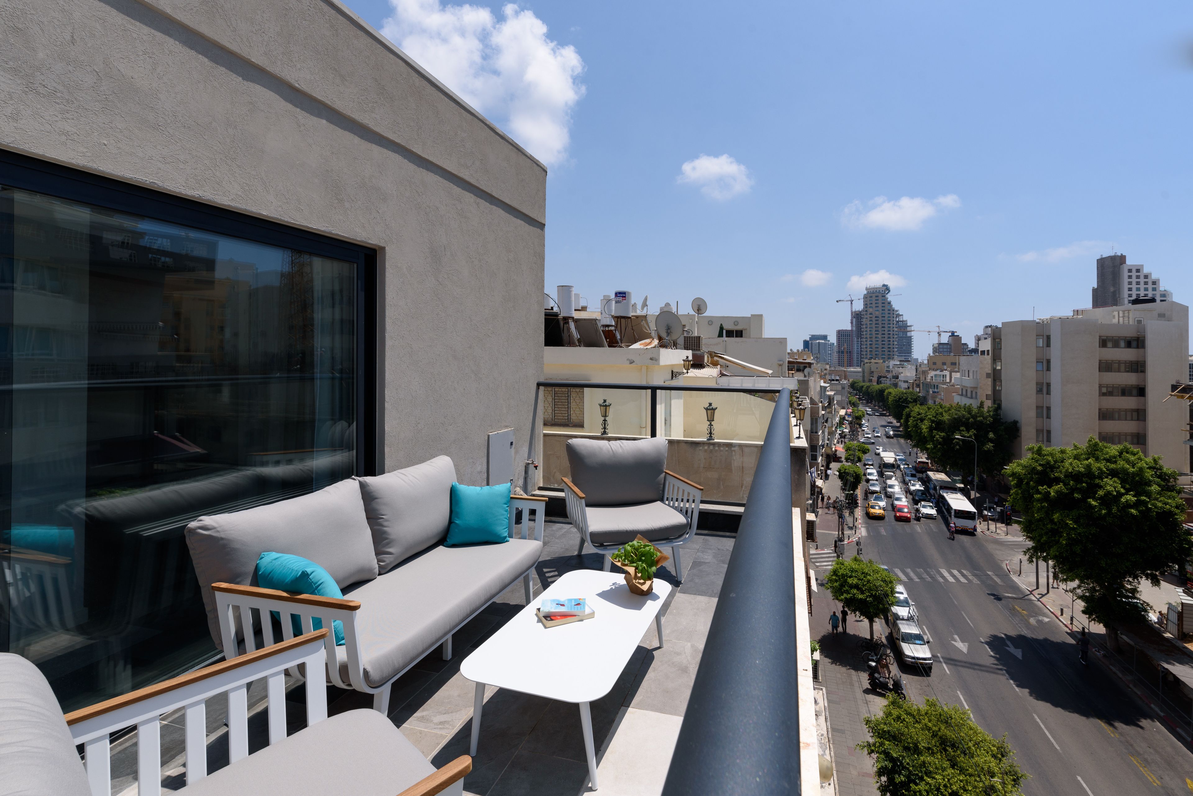 Deluxe Balcony One Bedroom Suite with Private Safe Room (Mamad) | Balkong