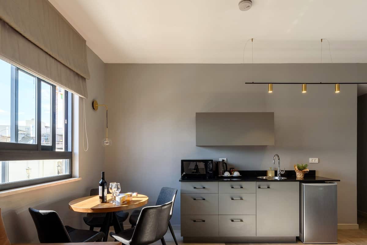 One Bedroom Suite with Private Safe Room (Mamad) | Wohnzimmer | Flachbildfernseher