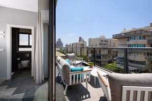 Deluxe Balcony One Bedroom Suite with Private Safe Room (Mamad) | Balcony