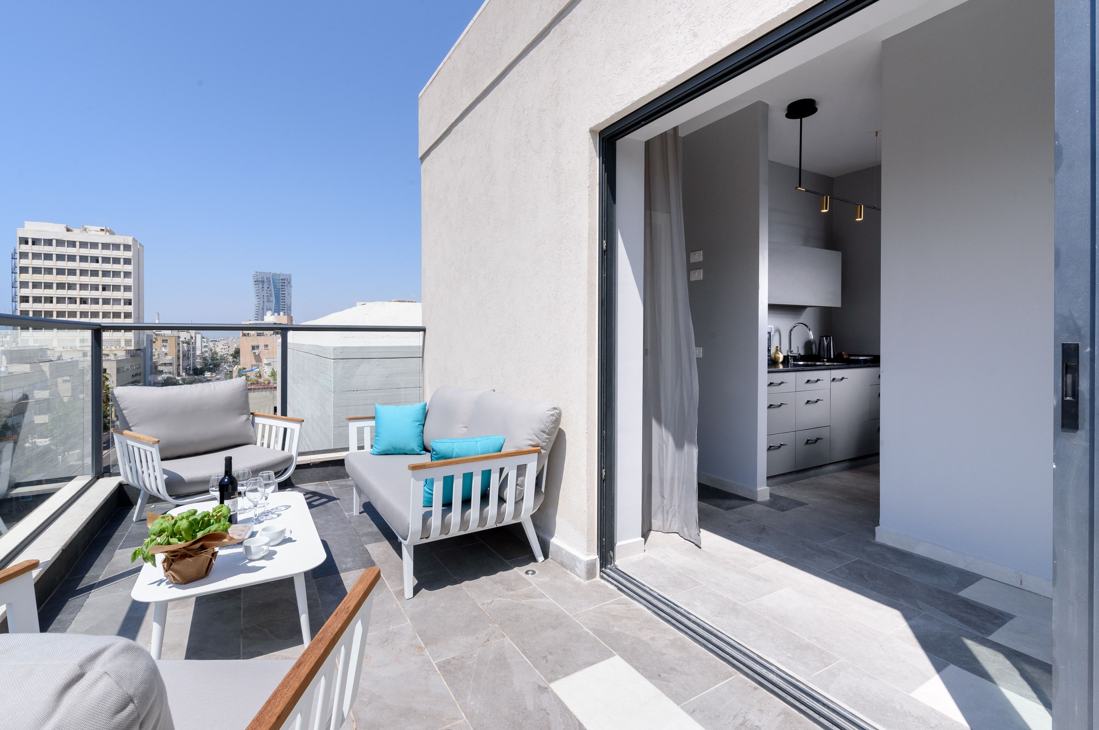 Deluxe Balcony One Bedroom Suite with Private Safe Room (Mamad) | Vardagsrum | Platt-tv