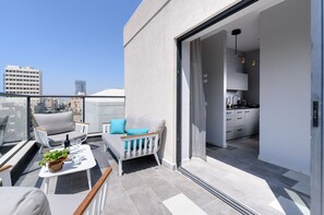 Deluxe Balcony One Bedroom Suite with Private Safe Room (Mamad) | 起居区 | 平板电视