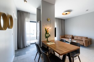 Deluxe One Bedroom Suite with Balcony | In-room dining