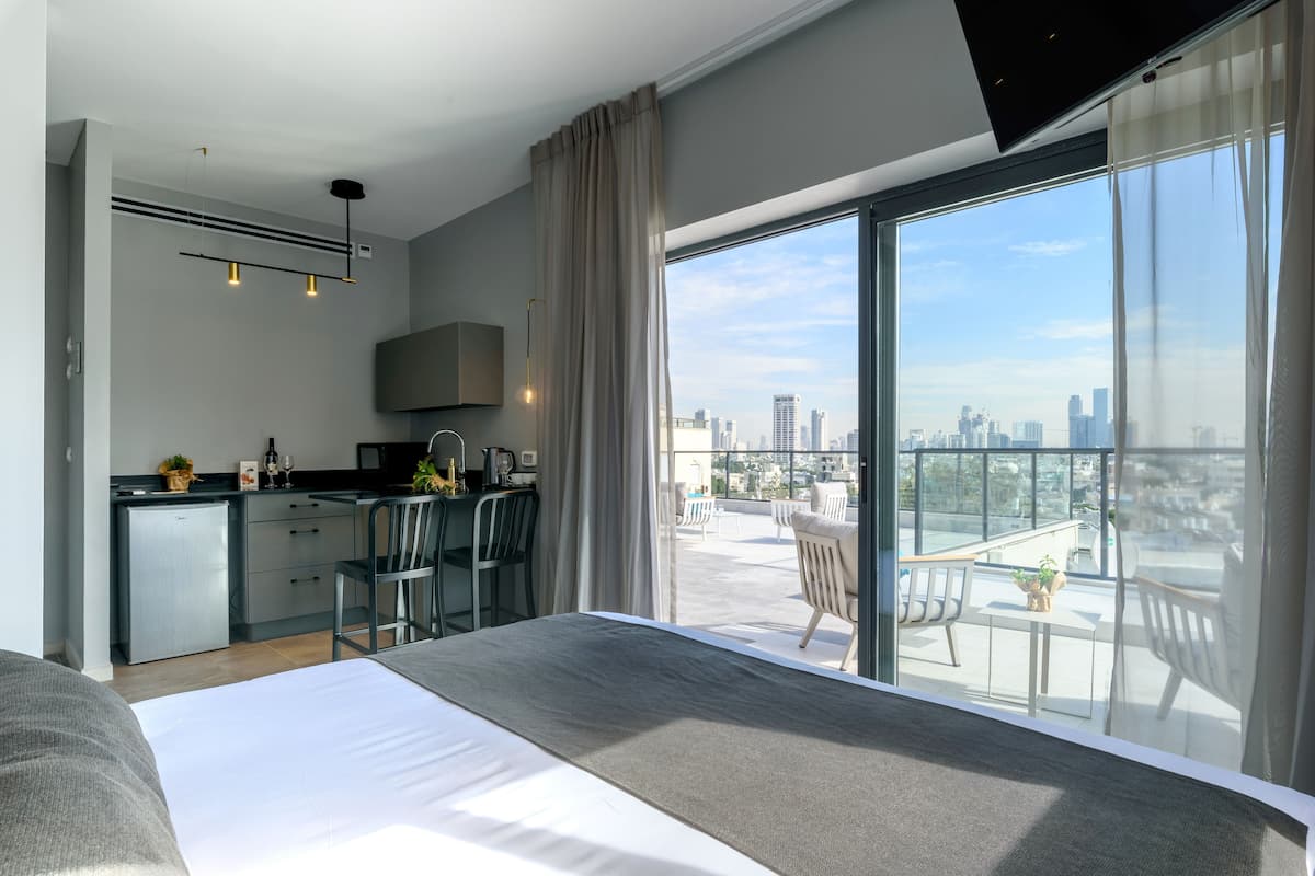 Junior Penthouse Suite | Zimmersafe, Schreibtisch, Verdunkelungsvorhänge, Bügeleisen/Bügelbrett