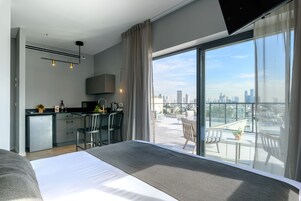 Junior Penthouse Suite | 客房内保险箱、办公桌、遮光窗帘、熨斗/熨板