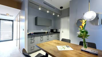 Deluxe One Bedroom Suite with Balcony | ๊ฐ์ค ๋ด ์์ฌ ๊ณต๊ฐ