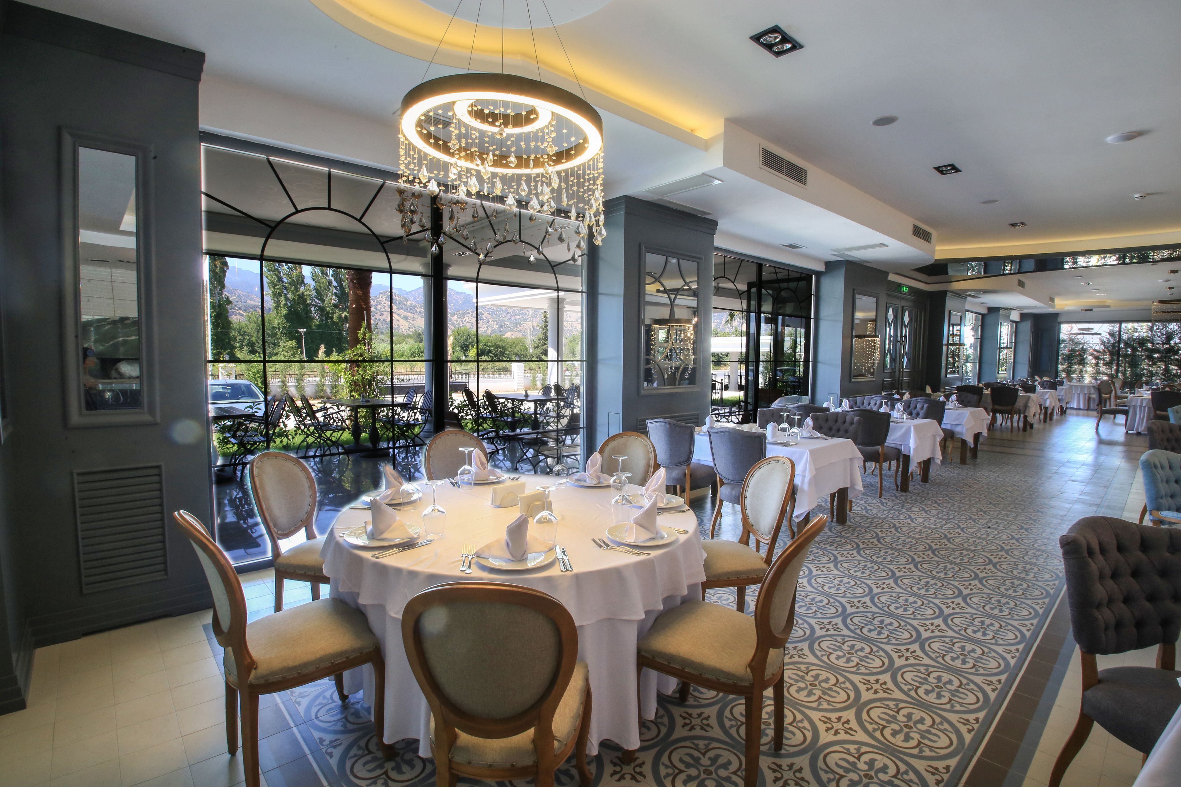 朝食、ランチ、ディナーに営業