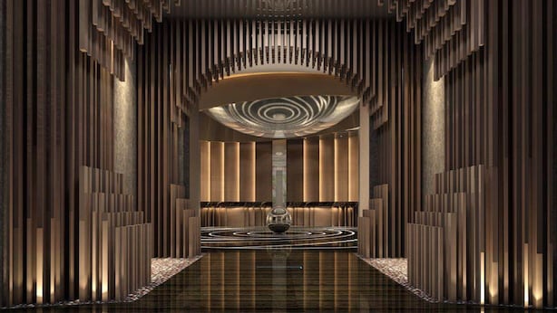 Un intérieur moderne avec un espace salon central, des panneaux verticaux et un sol réfléchissant.