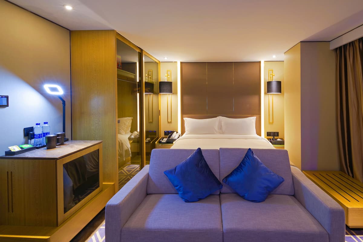 Design tweepersoonskamer | Een minibar, een kluis op de kamer, een bureau, verduisterende gordijnen