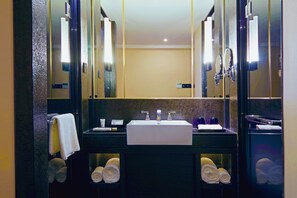Comfort Double Room | Bathroom | Shower, free toiletries, hair dryer, slippers - Superise Hotel Shenzhen (Shenzhen)