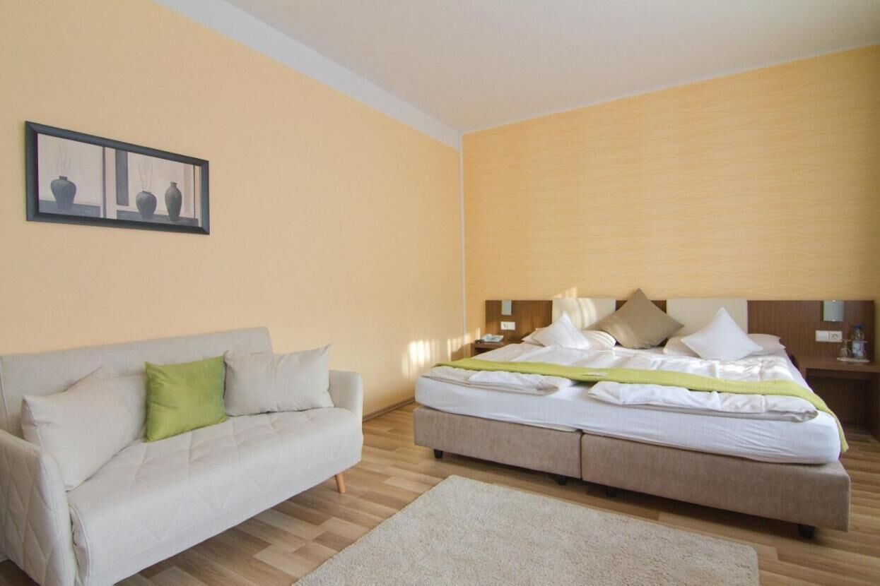 1 bedroom, premium bedding, in-room safe, desk