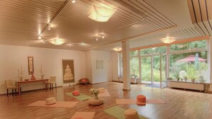 A spacious room with wooden flooring, large windows, and a calm atmosphere. - Balance-Hotel am Blauenwald (Badenweiler)