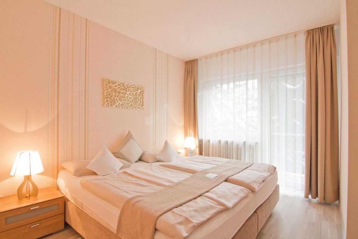 Eenvoudige tweepersoonskamer | Luxe beddengoed, een kluis op de kamer, een bureau, gratis wifi