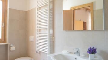 Habitación doble clásica | Baño | Regadera, amenidades de baño gratuitas, secadora de cabello, bidet