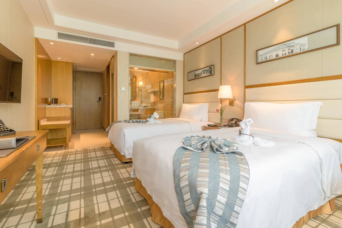 luxury twin room | minibar, in-room safe, blackout curtains, iron/ironing board