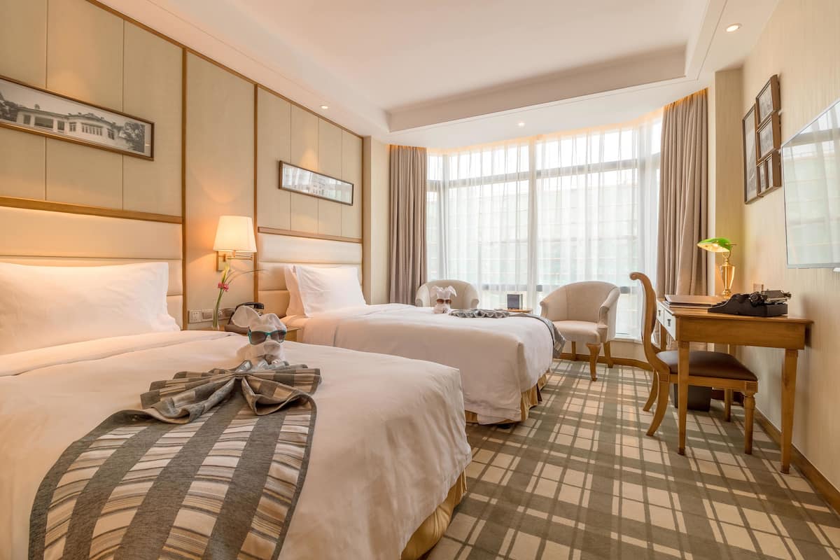 luxury twin room | minibar, in-room safe, blackout curtains, iron/ironing board