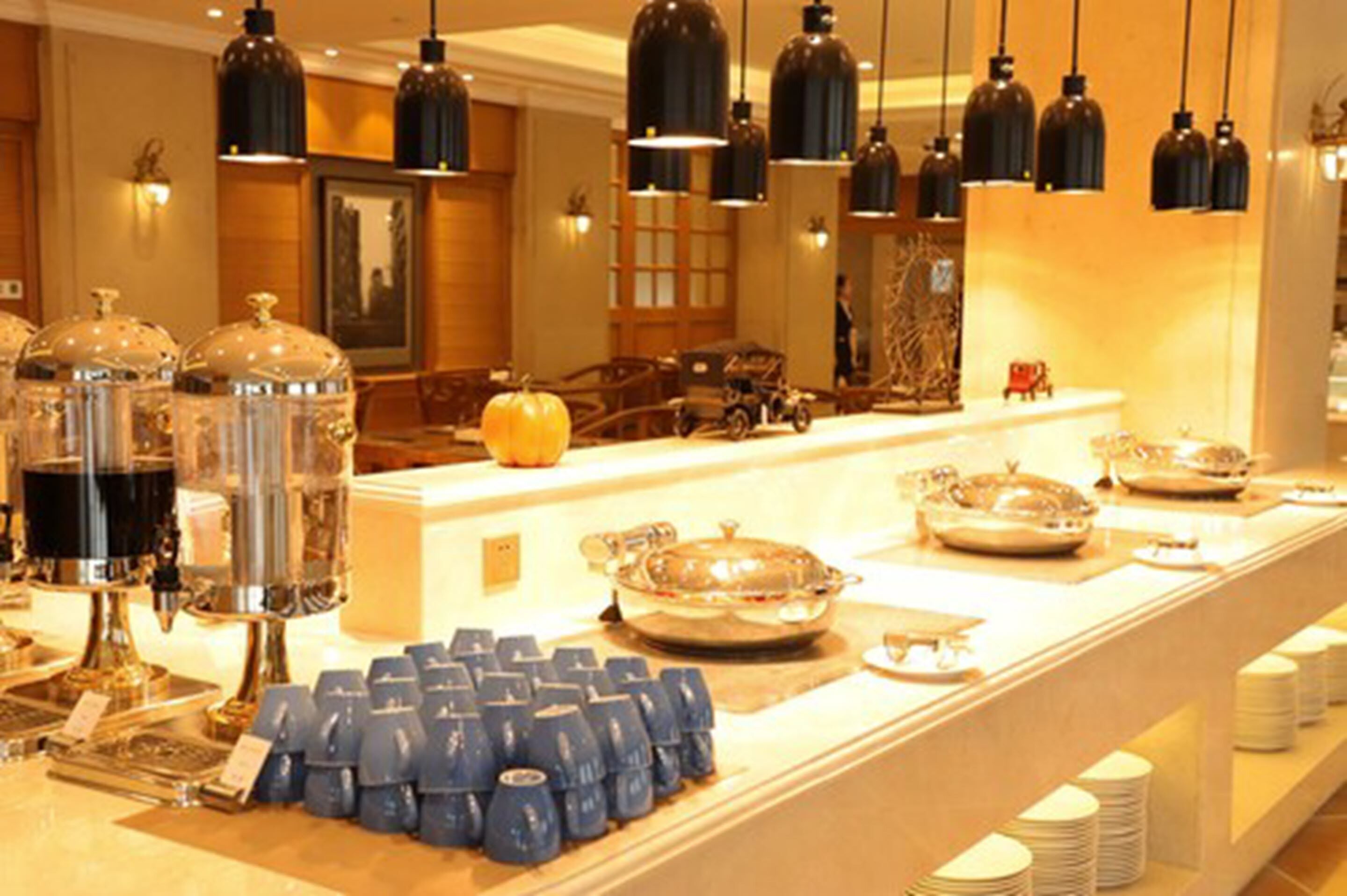 daily buffet breakfast (cny 68 per person)