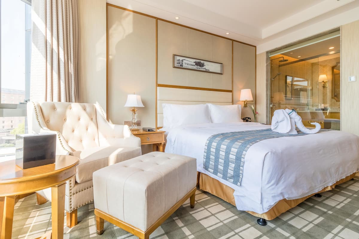 minibar, in-room safe, blackout curtains, iron/ironing board