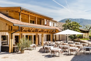 Un bâtiment en bois doté d’une terrasse et offrant une vue sur la montagne.