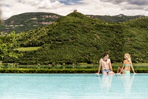 Piscina a l'aire lliure i gandules 