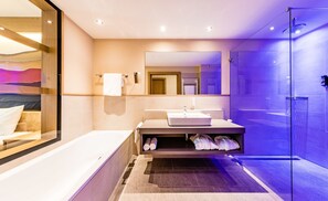 Suite, 1 habitación, terraza, vistas parciales al lago | Baño | Bañera y ducha independientes y bañera profunda