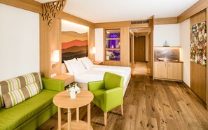 Suite, 1 dormitori, terrassa, vistes parcials al llac | Roba de llit hipoal·lergògena, minibar i caixa forta a l'habitació 