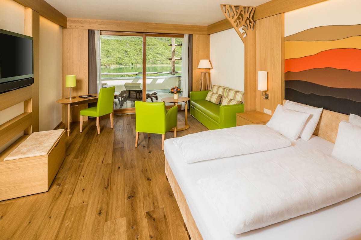 Suíte, 1 quarto, terraço, vista parcial para o lago | Roupas de cama antialérgicas, frigobar, cofres nos quartos, escrivaninha