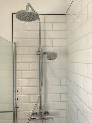 Bathroom shower - Colton Haggs Farm B&B (Tadcaster)