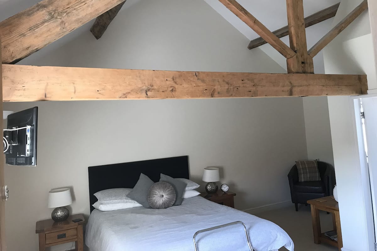 Tabla de planchar con plancha, wifi gratis y ropa de cama