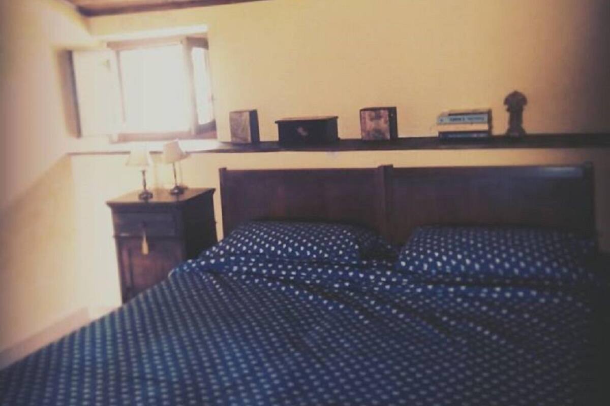 Premium bedding, desk, iron/ironing board, free cots/infant beds