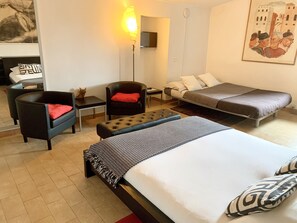 Habitación cuádruple | Ropa de cama de alta calidad y escritorio