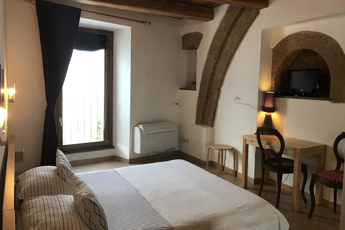 Premium bedding, desk, laptop workspace, free cots/infant beds