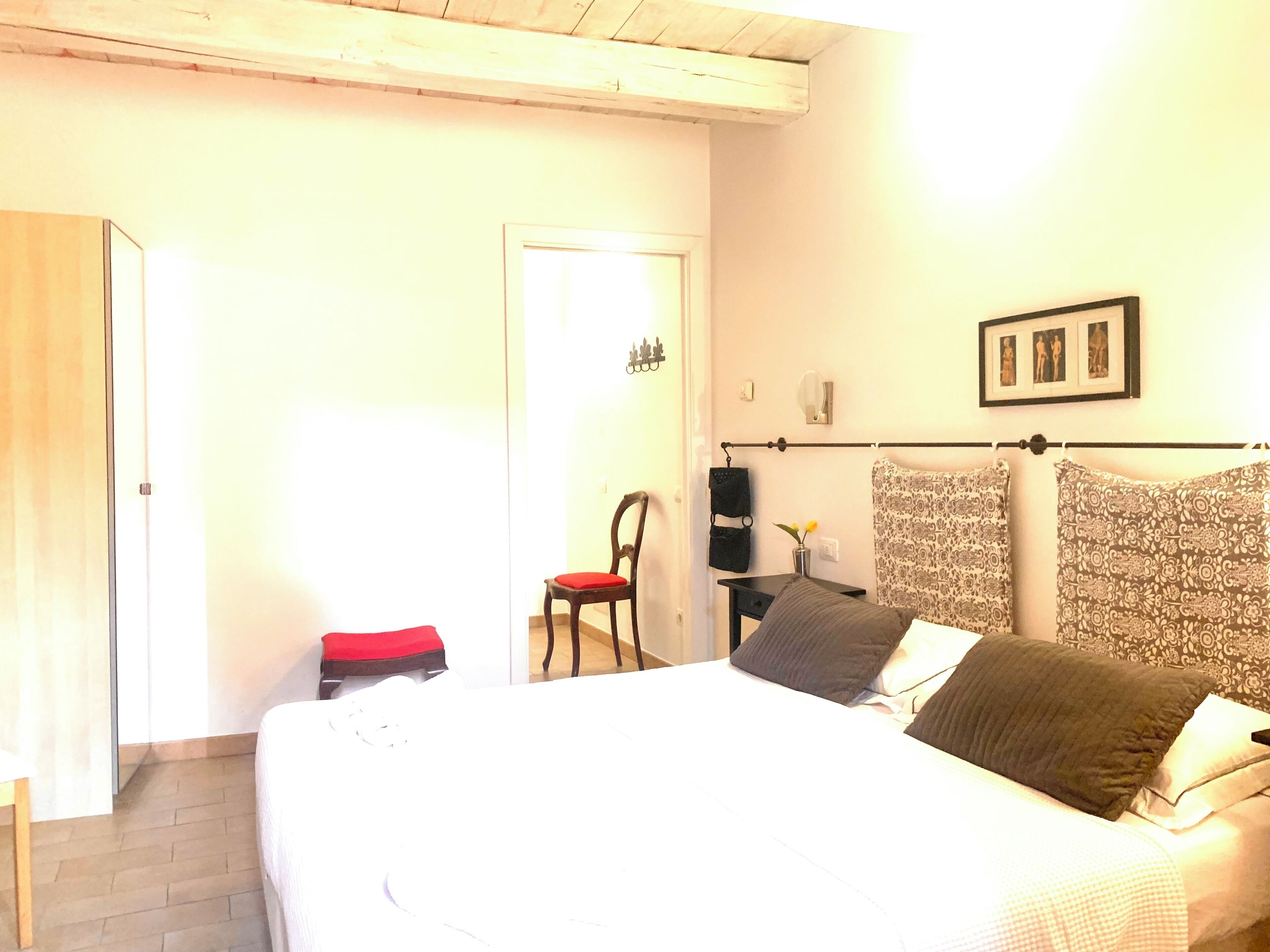 Dubbelrum | Sängtillbehör av högsta kvalitet, skrivbord och arbetsyta för laptop