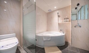 Deluxe Twin Room | Bathroom | Separate tub and shower, deep soaking tub, free toiletries, hair dryer