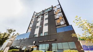A modern hotel with a visible sign for a banquet, cafe, and restaurant. - Gimpo Pentastar Hotel (Gimpo)