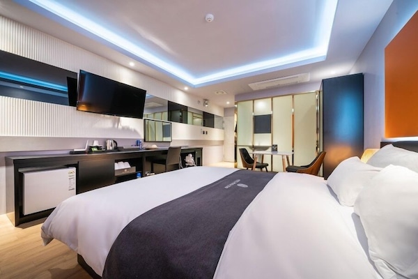 Deluxe Double Room | Individually decorated, individually furnished, desk, blackout drapes