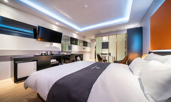 Deluxe Double Room | Individually decorated, individually furnished, desk, blackout curtains - Gimpo Pentastar Hotel (Gimpo)