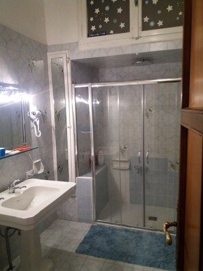 Quadruple Room, Private Bathroom | Bathroom | Deep soaking tub, free toiletries, hair dryer, bidet - B&B da Selly (Mantua)