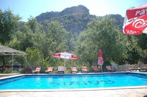 Una piscina al aire libre de temporada, camas de piscina gratis