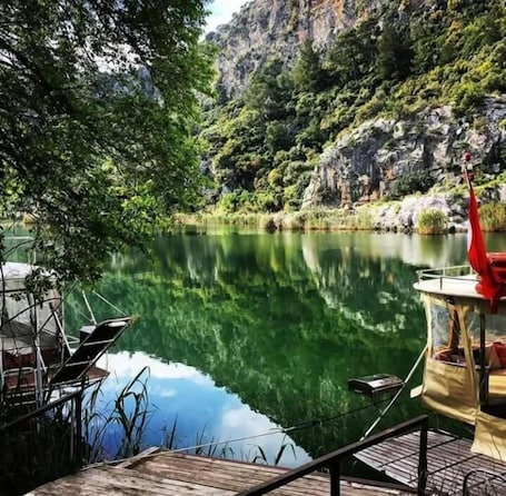 Alberca al aire libre por temporada y camas balinesas gratuitas
