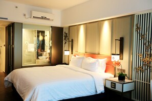 豪華大床房 | 迷你吧、房內夾萬、書桌、遮光窗簾/窗簾