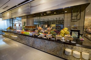 Daily buffet breakfast (CNY 78 per person)