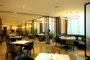 2 restaurantes, é servido café da manhã