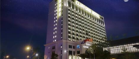 Fachada da propriedade à noite